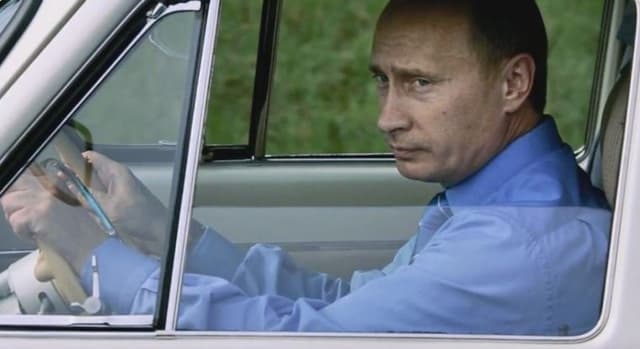 Путин баъзан такси ҳайдаб пул топганини тан олди