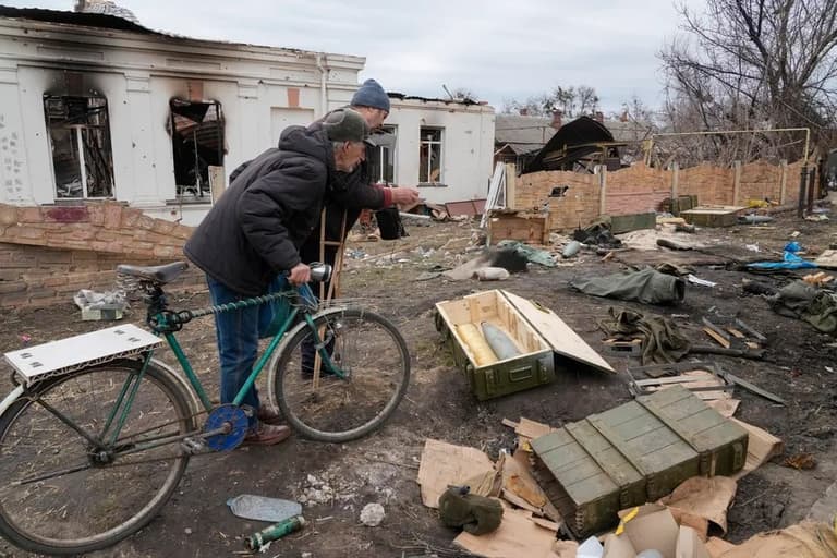 Урушнинг 33-куни: россиялик аскарларнинг жасадлари, Харьковда егулик учун навбат