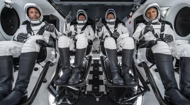 SpaceX илк бор космик туристларни Халқаро космик станцияга олиб чиқди