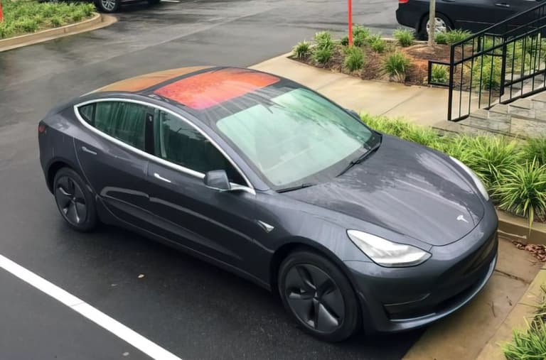 Tesla elektrokarlari yomg‘ir vaqtida oynalarini avtomatik yopishni o‘rganib oladi