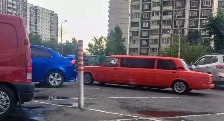 Москвада лимузин ва «Жигули» чатишмаси — «Жигузин» пайдо бўлди
