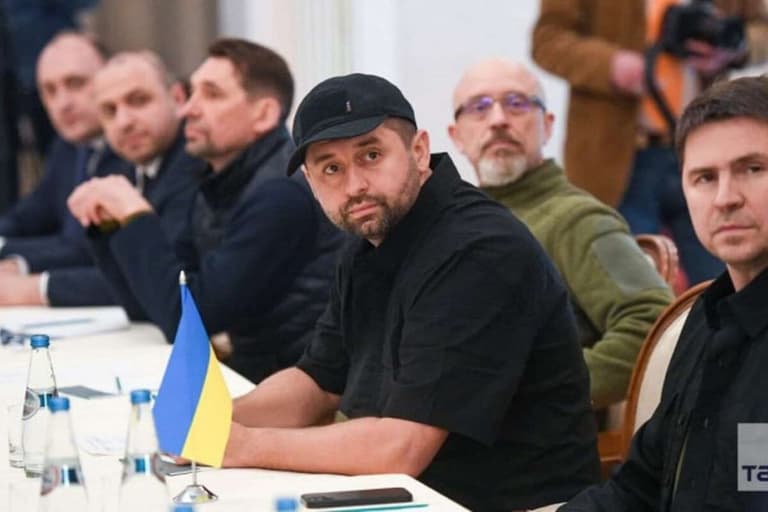 Украина делегацияси раҳбари Россия билан тинчлик музокаралари тикланиши муддатини айтди