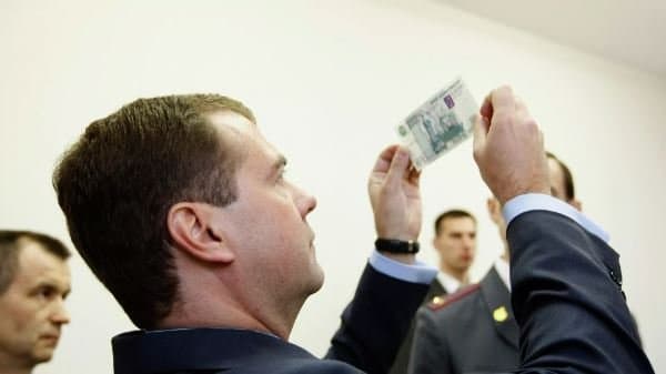 Медведев йиғилган пулларни рублда сақлашни маслаҳат берди