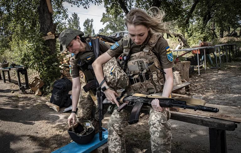 Ukrainadagi urushning 174-kuni: Qrimdagi yong‘inlar, hali urushdan bexabar baxmutlik ayol (foto)