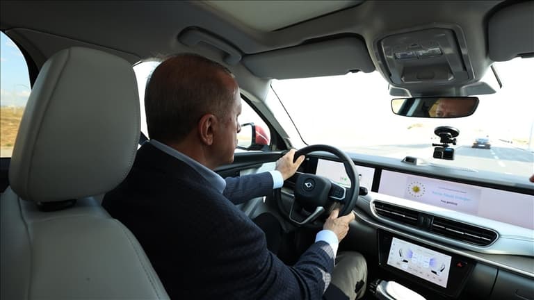 Prezident Erdo‘g‘on ilk milliy elektromobilni haydab ko‘rdi