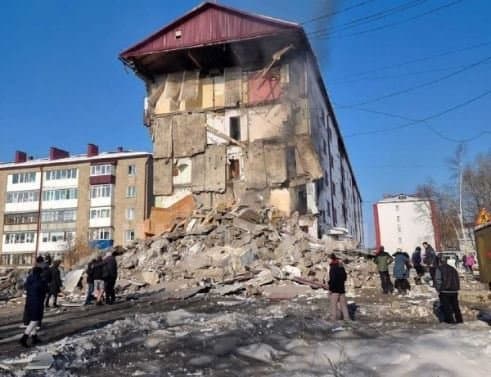 Сахалинда 5 қаватли уй портлаб, қулаб тушиши оқибатида 7 киши ҳалок бўлди (видео)
