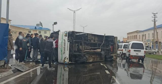 Qashqadaryoda salonida o‘ndan ortiq yo‘lovchi bo‘lgan avtobus ag‘anab ketdi