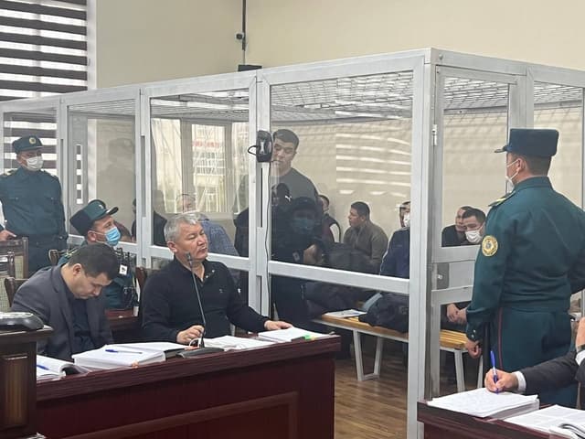 Tajimuratovni yelkasida ko‘tarib borgan shaxs sudda uni «firibgar» deb atadi