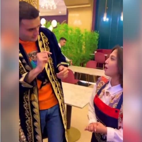 Instabloger Asal Saparboeva mashhur oshpaz Burak Oʻzdemirga oʻzbek choponi kiydirdi