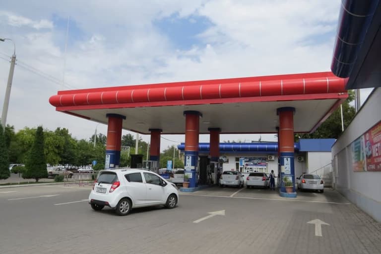 «O‘zbeknefgaz» AYOQSHlarida Ai-80 benzini bir litri uchun 5700 so‘mdan sotilishni boshlaydi
