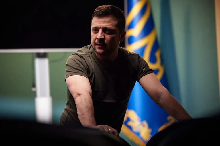 Францияда Зеленский жаҳон урушини қўзғатишга интилаётганликда айбланди