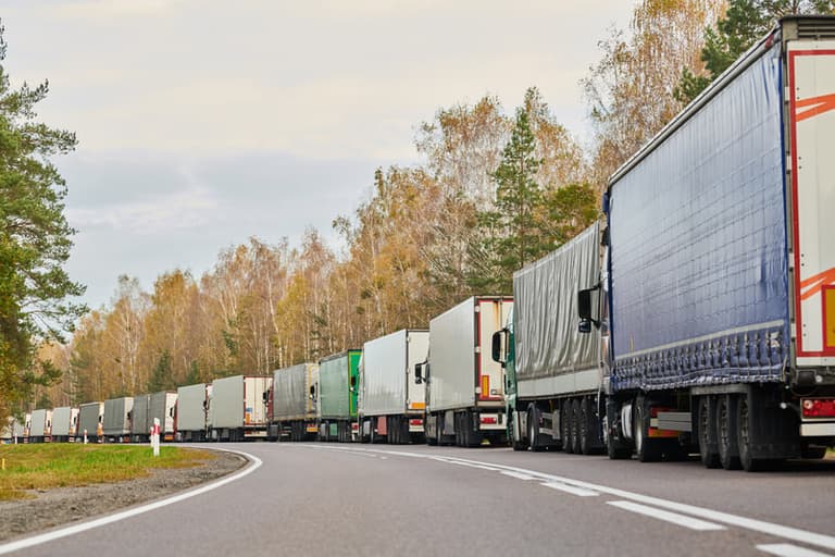 Polsha Belarus bilan chegarada yuk mashinalari harakatini chekladi