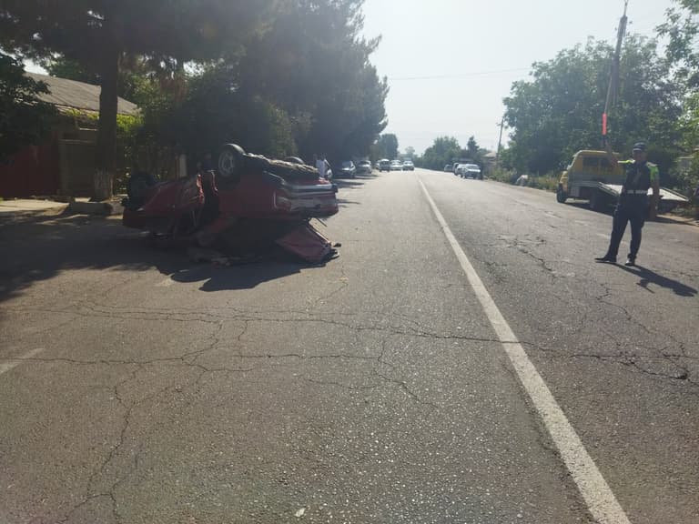 Toshkent viloyatida Spark bilan to‘qnashgan “VAZ-2106” ag‘darilib ketdi