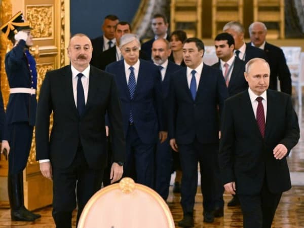 Москвада нималар бўлди: Тўқаевнинг “ур тўқмоғи”, Пашинян ҳалиям норози...