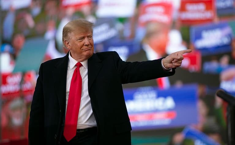 Дональд Трамп коррупцияга ботган Жо Байденни Оқ уйдан ҳайдаб чиқаришга ваъда берди