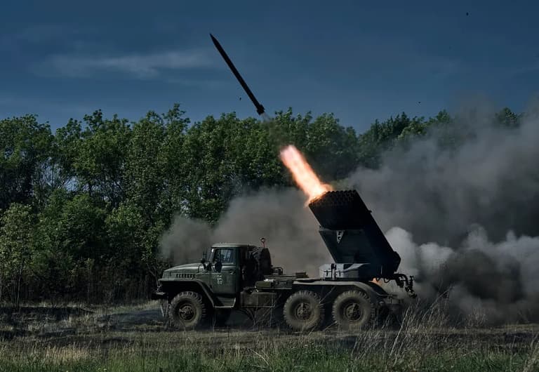 Фронтдаги вазият: Украина қарши ҳужум олдидан Россия кучларини ёйиб юбормоқда