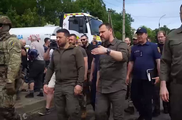 Zelenskiy Xerson viloyatining suv bosgan hududlariga tashrif buyurdi