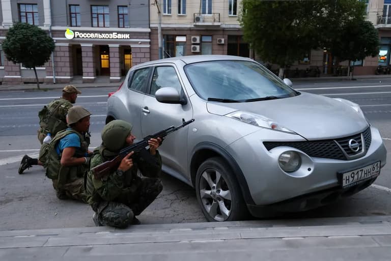 Ростов марказида танклар, БТРлар ва ҳарбийлар (фото)