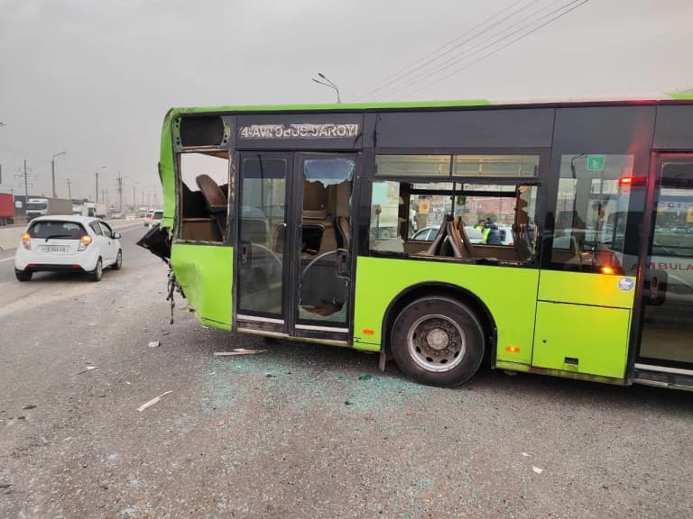 Toshkentda avtobus va yuk avtomobili to‘qnashdi (foto)