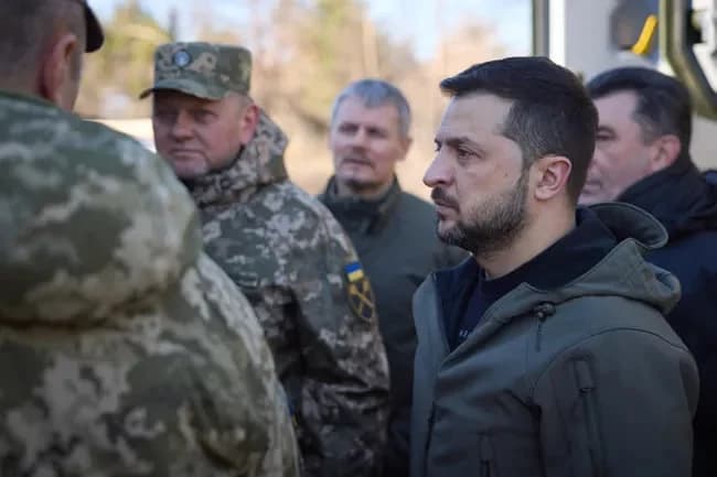 Zelenskiy qo‘mondonlar bilan Zalujniyni chetlab o‘tgan holda gaplashmoqda va yig‘ilishlarda unga piching qilmoqda