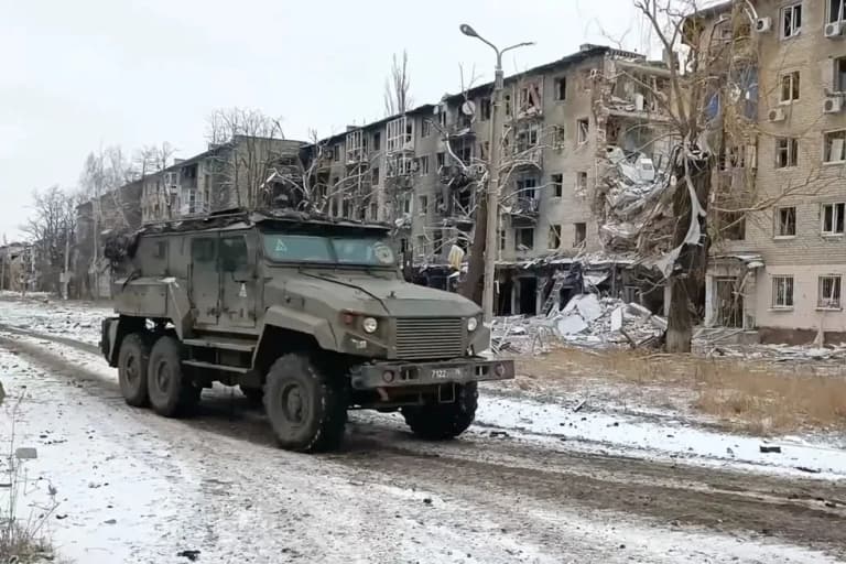 Ukraina Avdiyivkadan chekinishda yuzlab askarlari asir tushgani haqidagi xabarlarga javob qaytardi