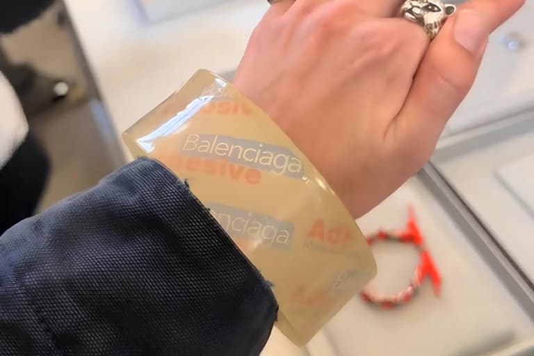 Balenciaga brendi skotch ko‘rinishidagi bilaguzukni taqdim etdi