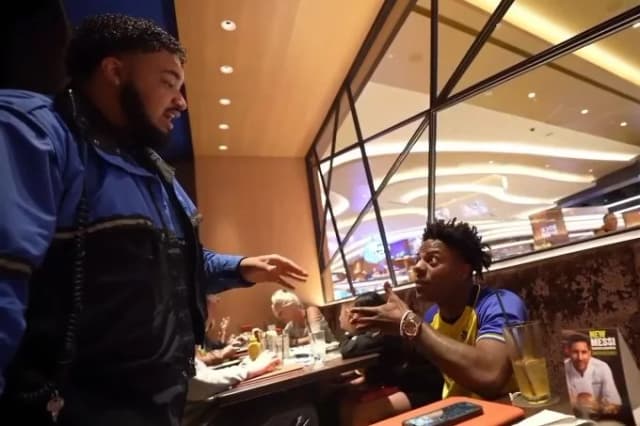 Ronalduning libosini kiygan taniqli bloger Messiga aloqador restorandan haydab yuborildi
