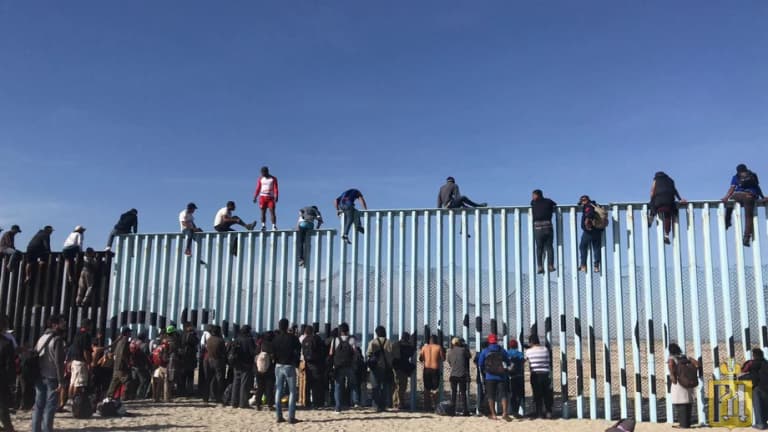 Texasda muhojirlarni qamashga ruxsat beriladi