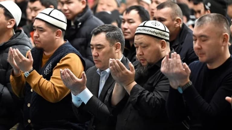 Qirg‘iziston prezidenti masjidda namoz o‘qib, iftorlik berdi