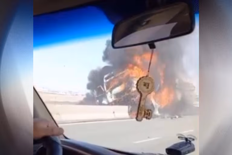 Жиззахда бетон тўсиққа урилган юк машинаси ёниб кетди