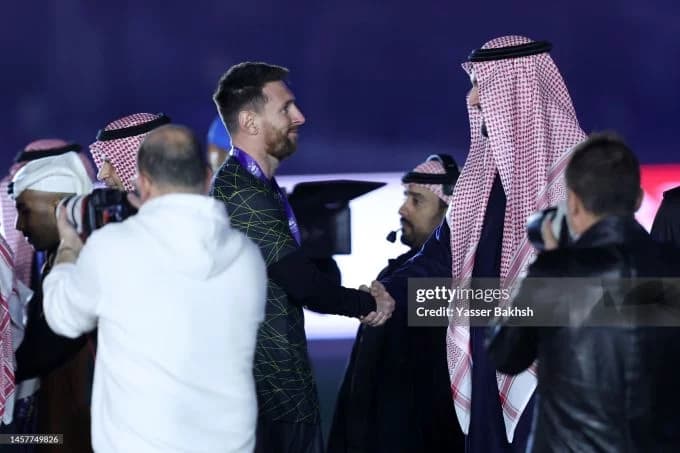 Messi Saudiya kiyim-kechak brendining yuziga aylandi (video)