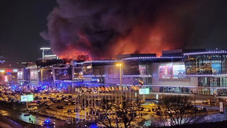 Kechagi teraktda terrorchilardan birining avtomatini olib qo‘ygan yigit voqeani so‘zlab berdi (video)