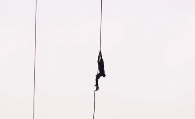 Франциялик спортчи арқонда кўтарилиш бўйича жаҳон рекордини янгилади (видео)
