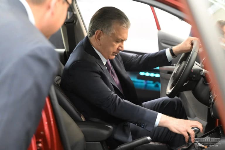 Shavkat Mirziyoyev Jizzaxdagi avtomobil zavodi faoliyati bilan tanishdi (foto)