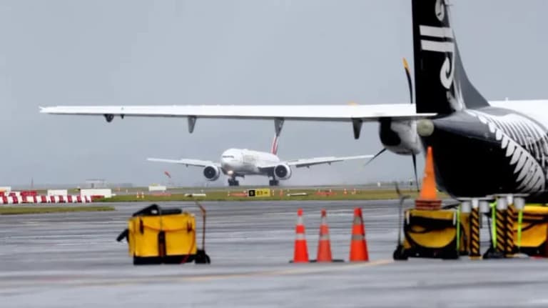 Yangi Zelandiyada ayol aeroportga olib bormagan yigitini sudga berib, 18 ming dollar talab qildi
