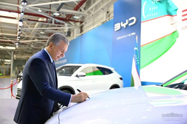 Jizzaxdagi zavoddan ilk elektromobillar chiqdi (foto)