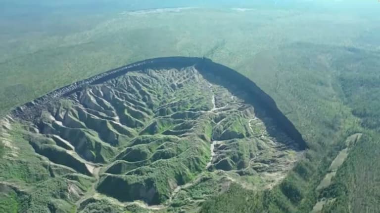 Сибирда ердаги улкан тешик тез кенгайиб бормоқда