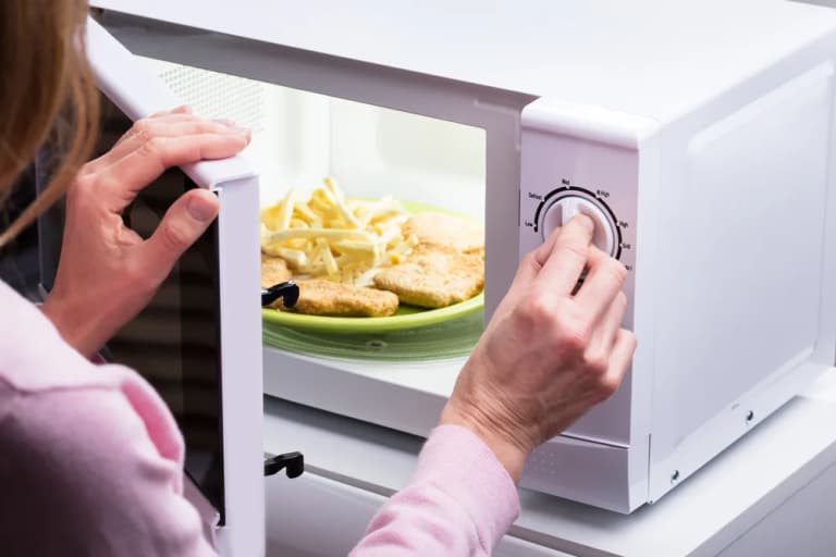 Mikrodalga fırında yemek ısıtmak sağlığa zararlı mı?