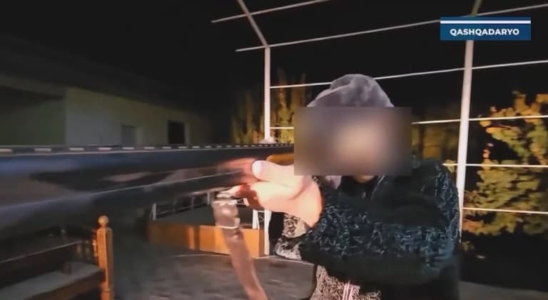 Қашқадарёда хотинини ов қуроли билан отиб қўйган эркакка ҳукм ўқилди