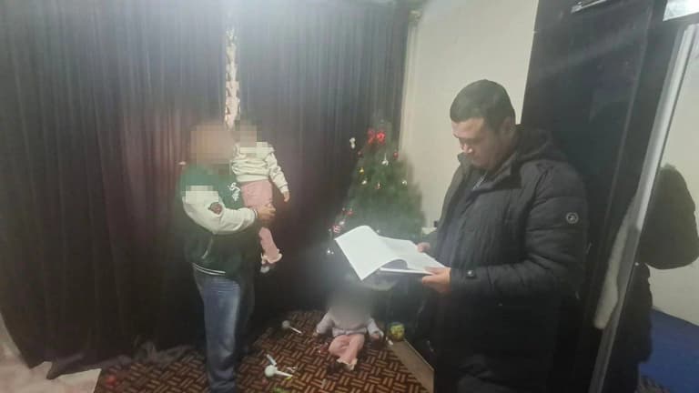 Болалар отаси билан кўришиб, янги йил совғалари олишди
