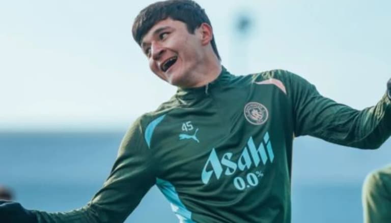 Khusanov is being asked to "laugh" at Vinicius!