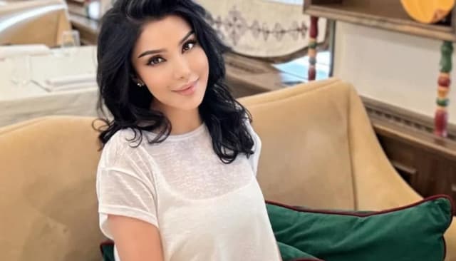 Sitora Farmonova eşiyle çekilen fotoğrafları paylaştı