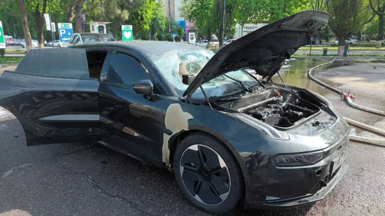 Toshkentda elektromobil zaryad olayotganda yonib ketdi