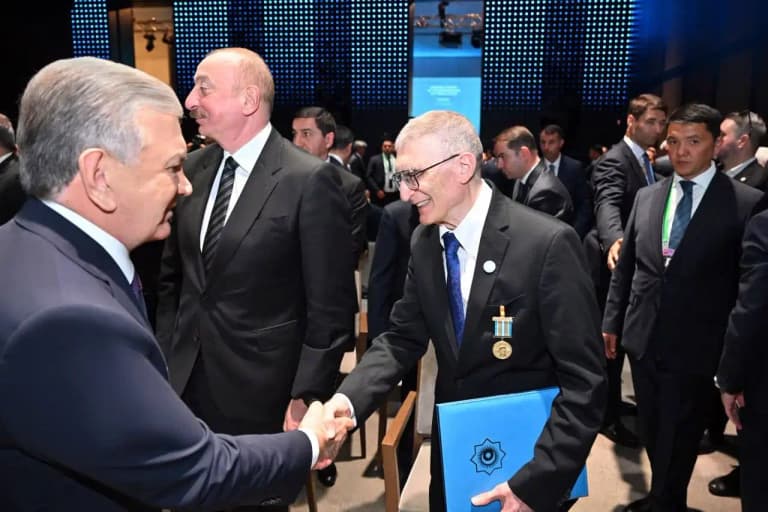 Şavkat Mirziyoyev, Türk bilim adamı Aziz Sancar'a Alisher Navoi Ödülü'nü verdi