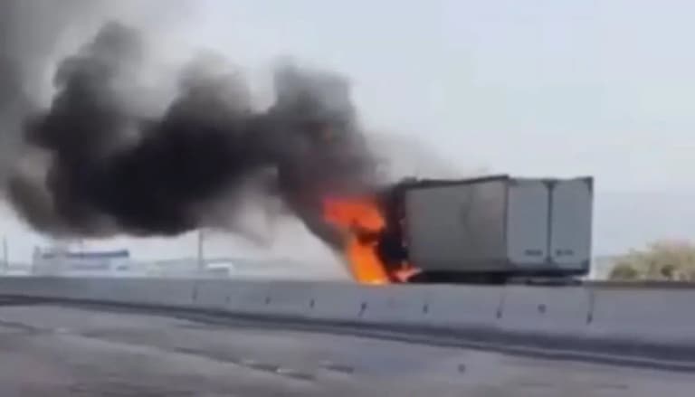 Jizzax viloyatida yuk avtomobili yonib ketdi