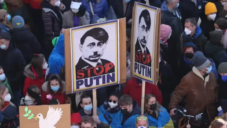 Путинни Гитлерга ўхшатган мемларга Россияда тақиқ қўйилди!