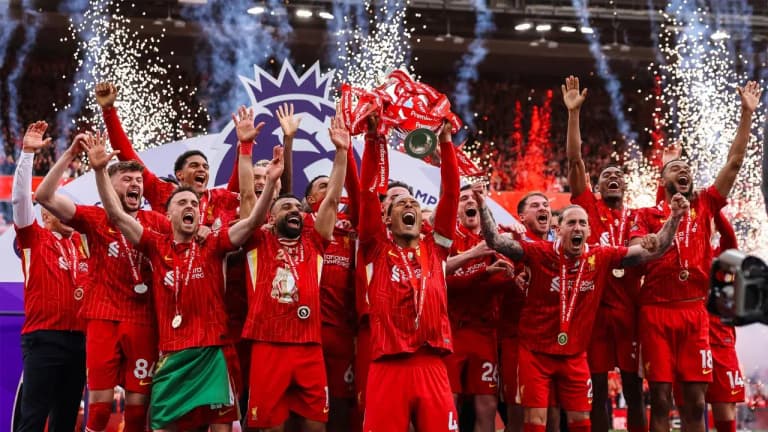 Liverpool received the trophy as EPL champions (photo)