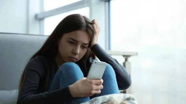 Gençlik Depresyonu: Sosyal Medya Gençlerin Ruh Hallerini Nasıl Değiştiriyor?