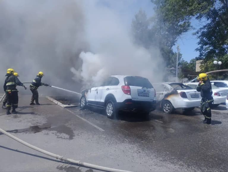 В Бухаре сгорело 3 автомобиля