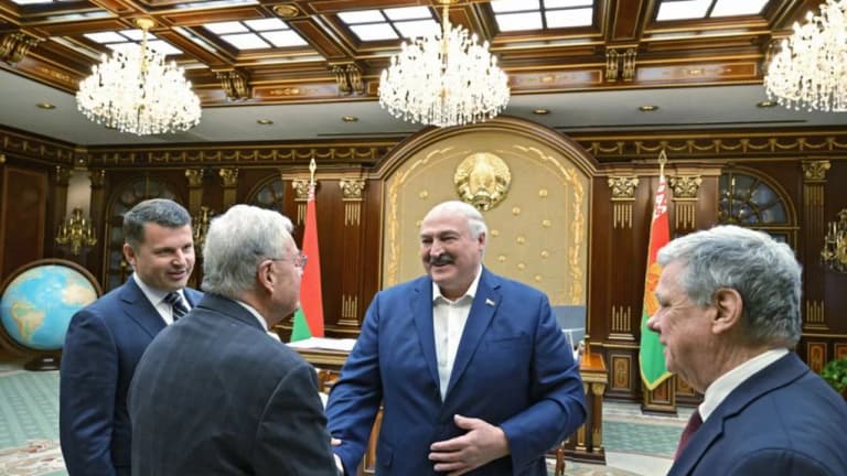 Лукашенко ва АҚШ вакили Минскда тинчлик музокаралари бўйича учрашди